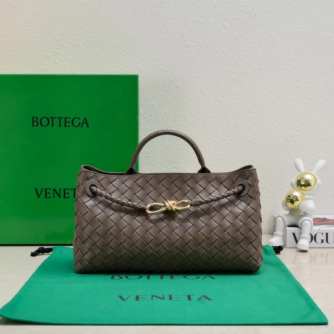 Batch 1960 #Bottega Veneta new horizontal Andiamo handbag, many stars have the same style 🎈 Classic full-body leather weaving with golden rope buckle, stable and chic enough [proud] The whole body is made of Nappa sheep leather, comfortable, soft and dynamic. The sliding metal rope buckle can adjust the shoulder strap, single shoulder / handbag / crossbody, multiple carrying methods, large bag capacity, suitable for commuting / daily / travel This bag is divided into small/medium/large sizes. There is always one that suits you, so take me with you🎀🎀 Size: 29x18x10 Model: 6463#